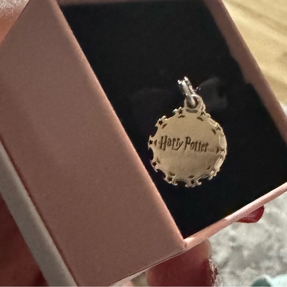 Pandora Harry Potter, Hufflepuff Dangle Charm - Picture 6 of 6